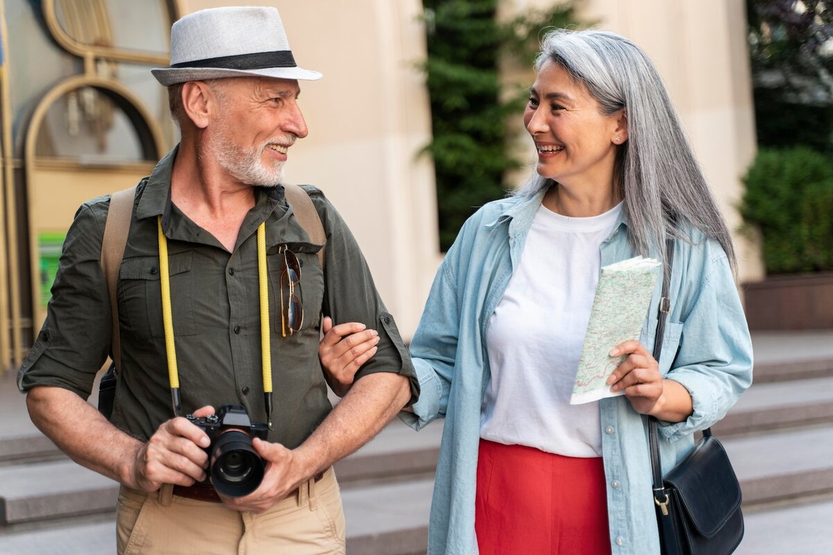 https://img.freepik.com/free-photo/medium-shot-senior-couple-with-map_23-2149049078.jpg?w=1380&t=st=1679042907~exp=1679043507~hmac=0f5399e41e7df65c08e6162d675546765ec49a9288eb29f2cb37610917c3bfa8