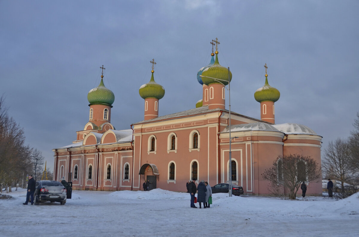 Заповедник провинциального классицизма: как выглядит улица с деревянными  домами из 19 века в Тихвине | Путешествия по городам и весям | Дзен