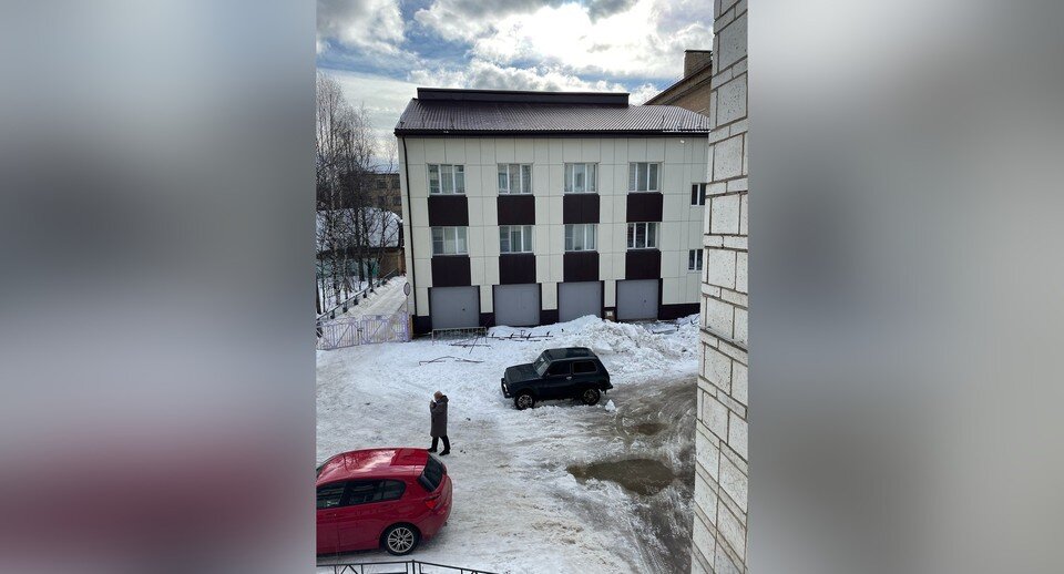     В Ухте с крыши ведомственного здания сошла лавина