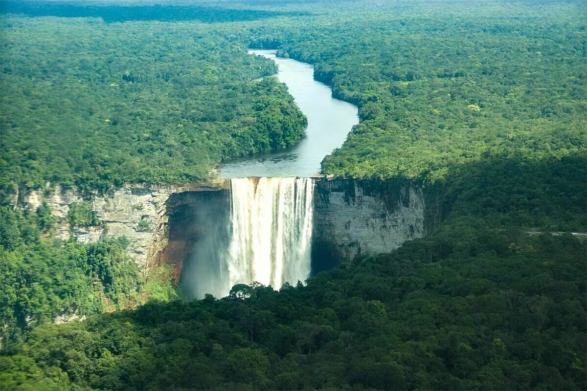 Водопад в Южной Америке Кайетур