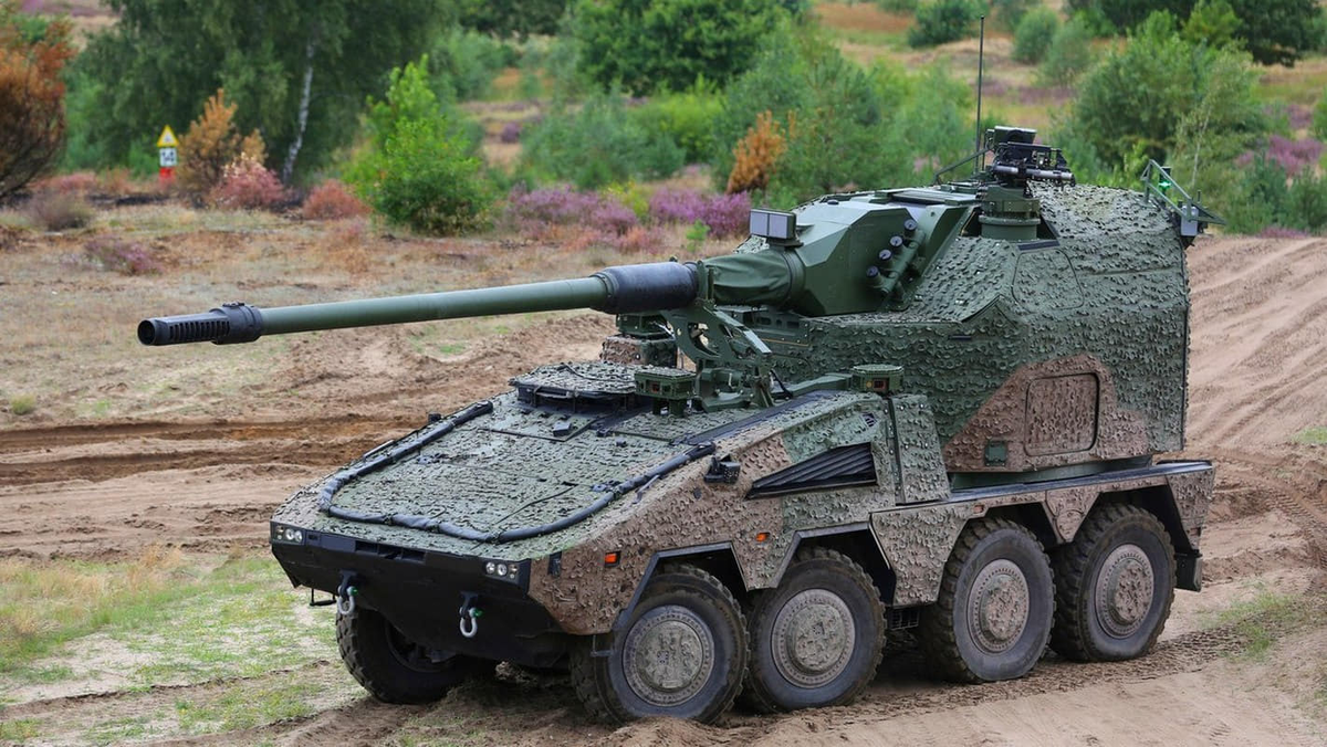 Гаубица RCH 155 на базе БТР «Боксер» Изделие является производной от самоходной артиллерийской гаубицы Panzerhaubitze 2000 (PzH 2000). Инженеры KMW интегрировали дистанционно управляемую систему с орудием калибра 155 мм / L52 (дистанционно управляемая гаубица, RCH 155) в модуль боевого управления БТР «Боксер» (Boxer).