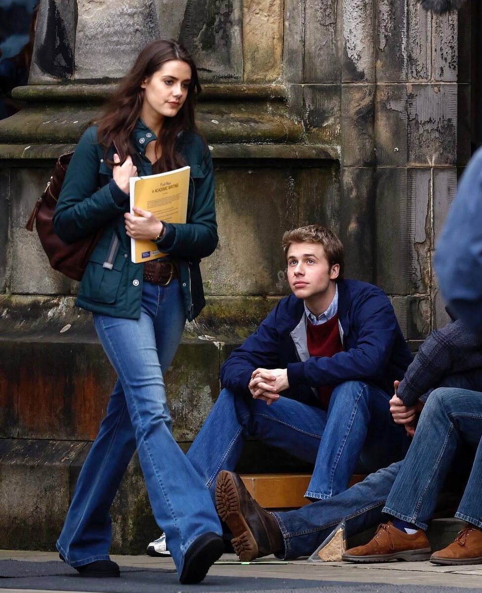    Появились первые кадры актёров в роли молодых Кейт Миддлтон и принца Уильяма в «Короне»