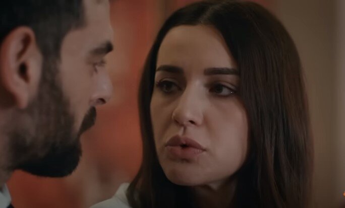 Нефес, кадр из сериала "Ты расскажи, Карадениз" или "Истерзанная"