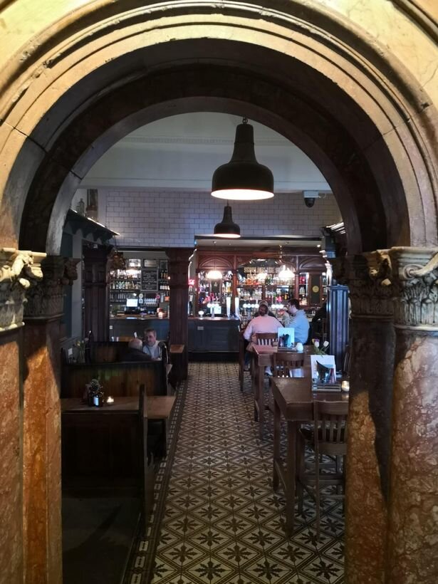 Внутри старинного паба