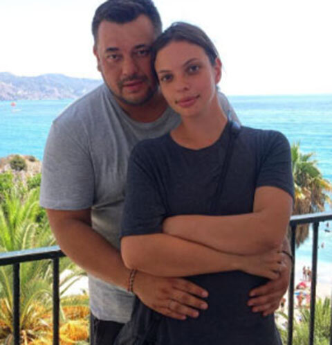 Sergey Zhukov and his wife Regina Burd captured the moment in the photo, recreat