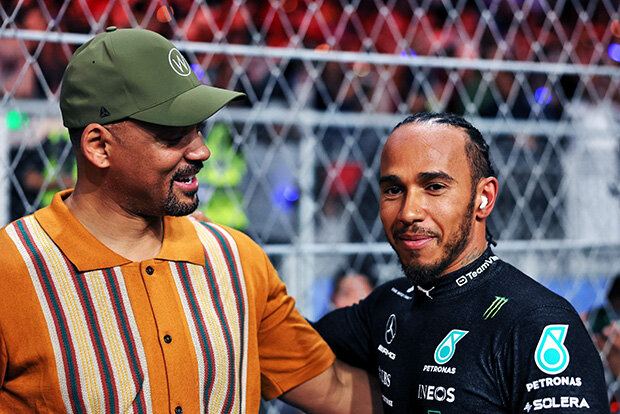 Уилл общается с Льюисом в преддверии большой гонки. (BACKGRID)