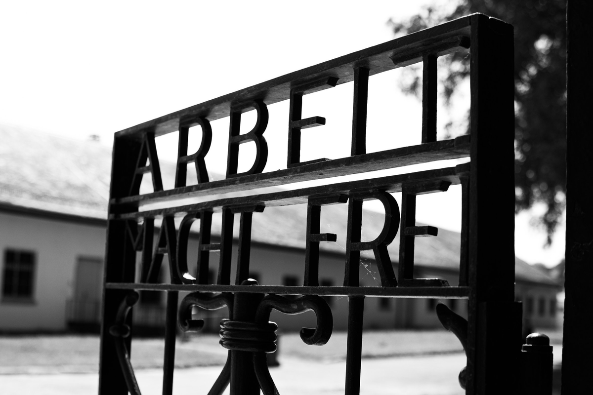 Надпись на воротах Дахау: "Труд освобождает"