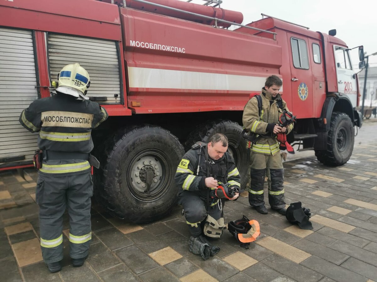 Мособлпожспас вакансии. Пожарные и спасатели. Пожарно-спасательная часть. Здание пожарной части. Сотрудники Волоколамской пожарной части 203.