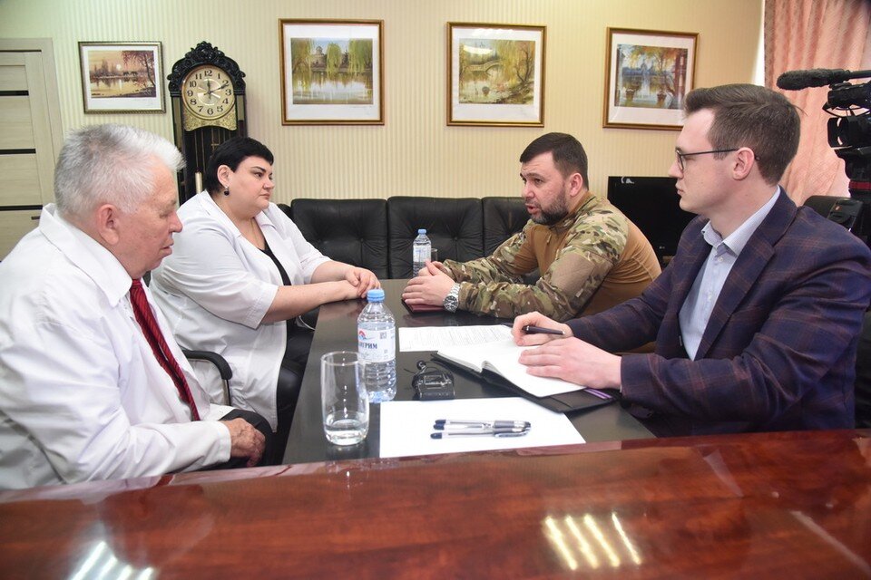     Денис Пушилин провел встречу по работе перинатального центра с Дмитрием Гарцевым (справа), Владимиром Чайкой и Анной Железной. Фото: АГ ДНР