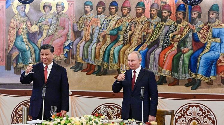    Павел Быркин/ТАСС Президент РФ Владимир Путин и председатель КНР Си Цзиньпин (справа налево) во время государственного обеда в Грановитой палате