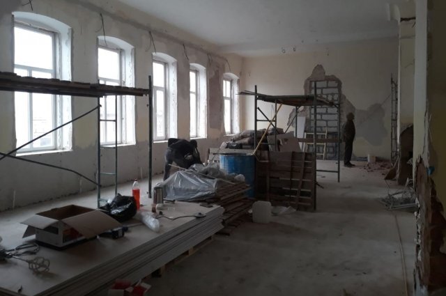 В спортивном зале школы № 20 идёт шпаклёвка стен. АиФ