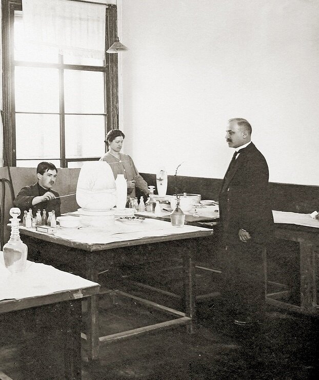 Вильде справа. Единственное фото с Р.Ф. Вильде, обнаруженное в интернете. Различные источники датируют его кто 1913-м, кто 1914-м годом. Несомненно одно - фото сделано в живописной мастерской Фарфорового завода, которой Вильде заведовал. Фото явно постановочное - иначе что там делать руководителю в такой странной позе? - стоять цербером над своими подчинёнными, мешая тем работать?