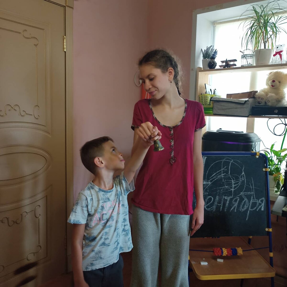 На фото мои дети: дочка Кристина (особый ребёнок) и сыночек Ефрем. Кристина идёт в последний класс, Ефрем -  в 1 класс.