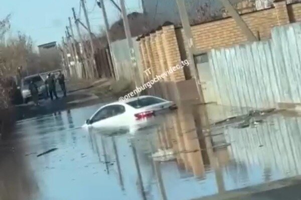    В Оренбургской области автомобиль ушел под воду (видео)