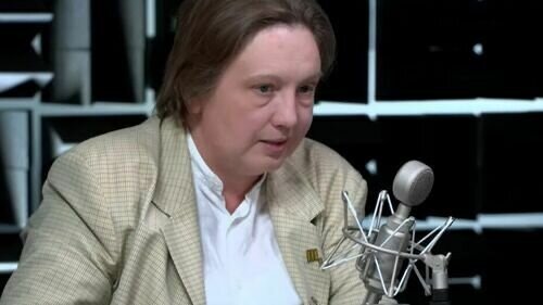     Женщина в эфире RTVI говорила о любви к России, но ненароком забыла, в каком регионе находится город Улан-Удэ и озеро Байкал.