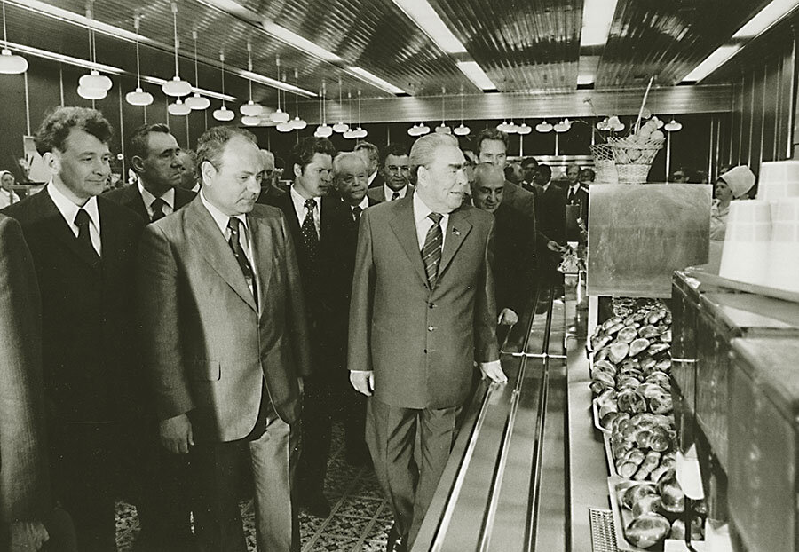 Л.И. Брежнев, вероятно, инспектирует общепит в Олимпийской деревне. Иван Холод слева от Генерального секретаря.