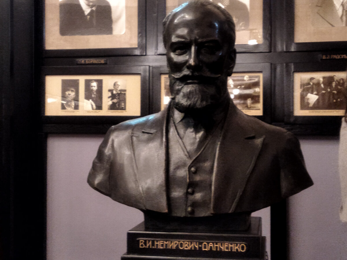 В холле МХТ им А.П. Чехова