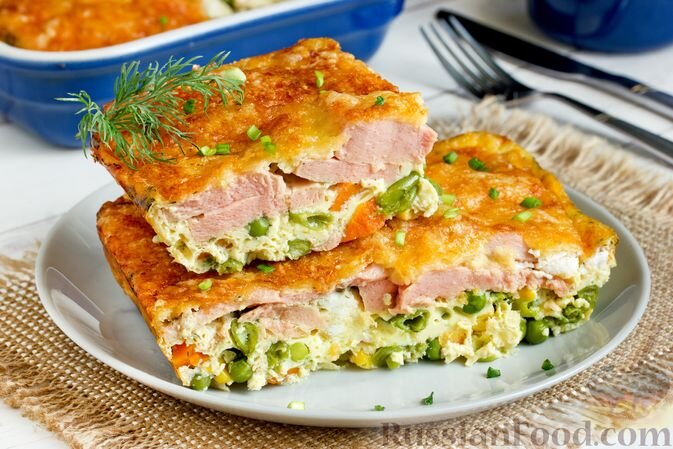 овощи замороженные, яйца, молоко, колбаса вареная, сыр твёрдый, масло подсолнечное, укроп, чеснок, соль, перец чёрный молотый