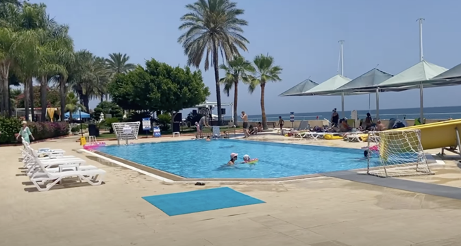 Красивая зона бассейна