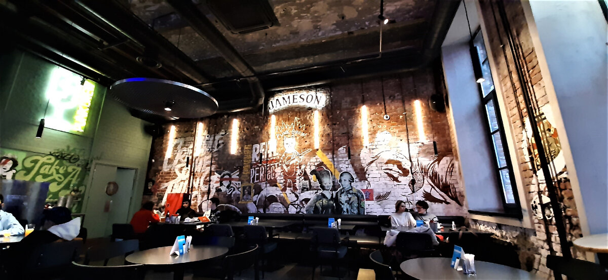 Бар на территории Севкабель Порт. Фото автора