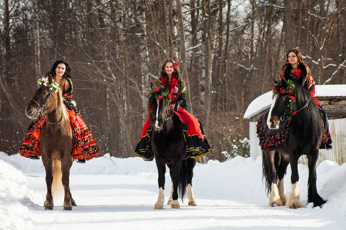 Коллектив цыганского танца "Экспромт". Цыганки и лошадки. Александра Усанова, Элеонора Черенкова, Ольга Кочнева