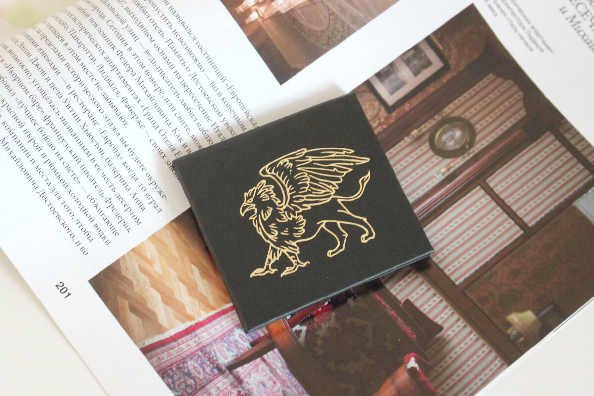 Златогривый царственный грифон Sigil Inspired by Tammy Tanuka.