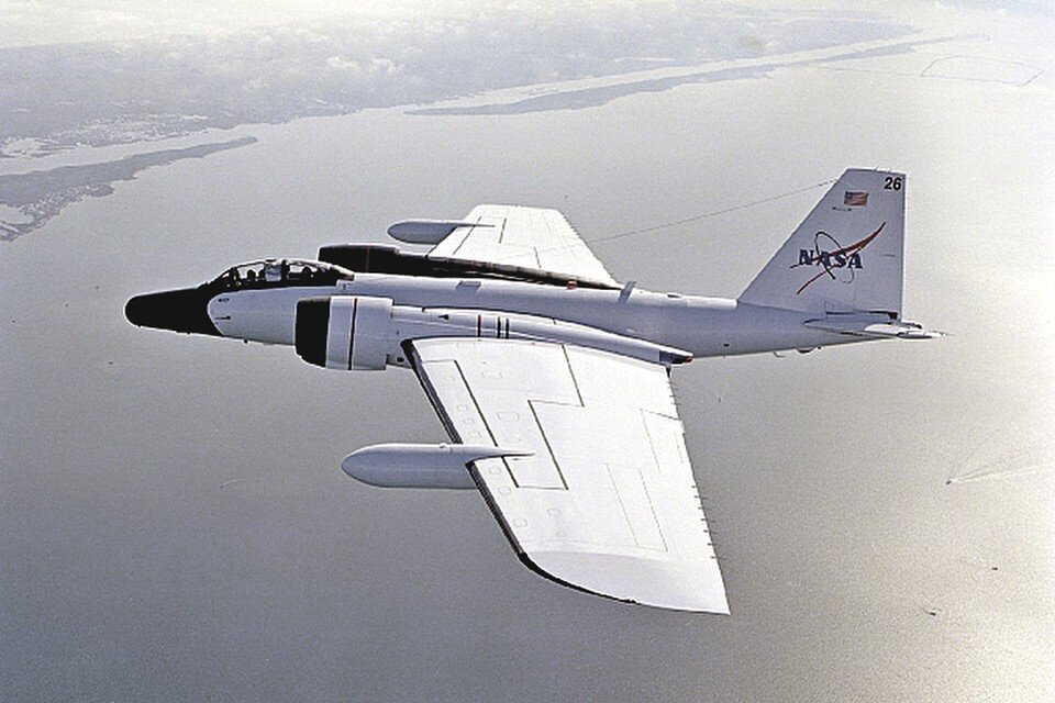     Самолет-разведчик НАСА WB-57 поможет понять, способны ли люди управлять климатом. Фото: JSC/NASA