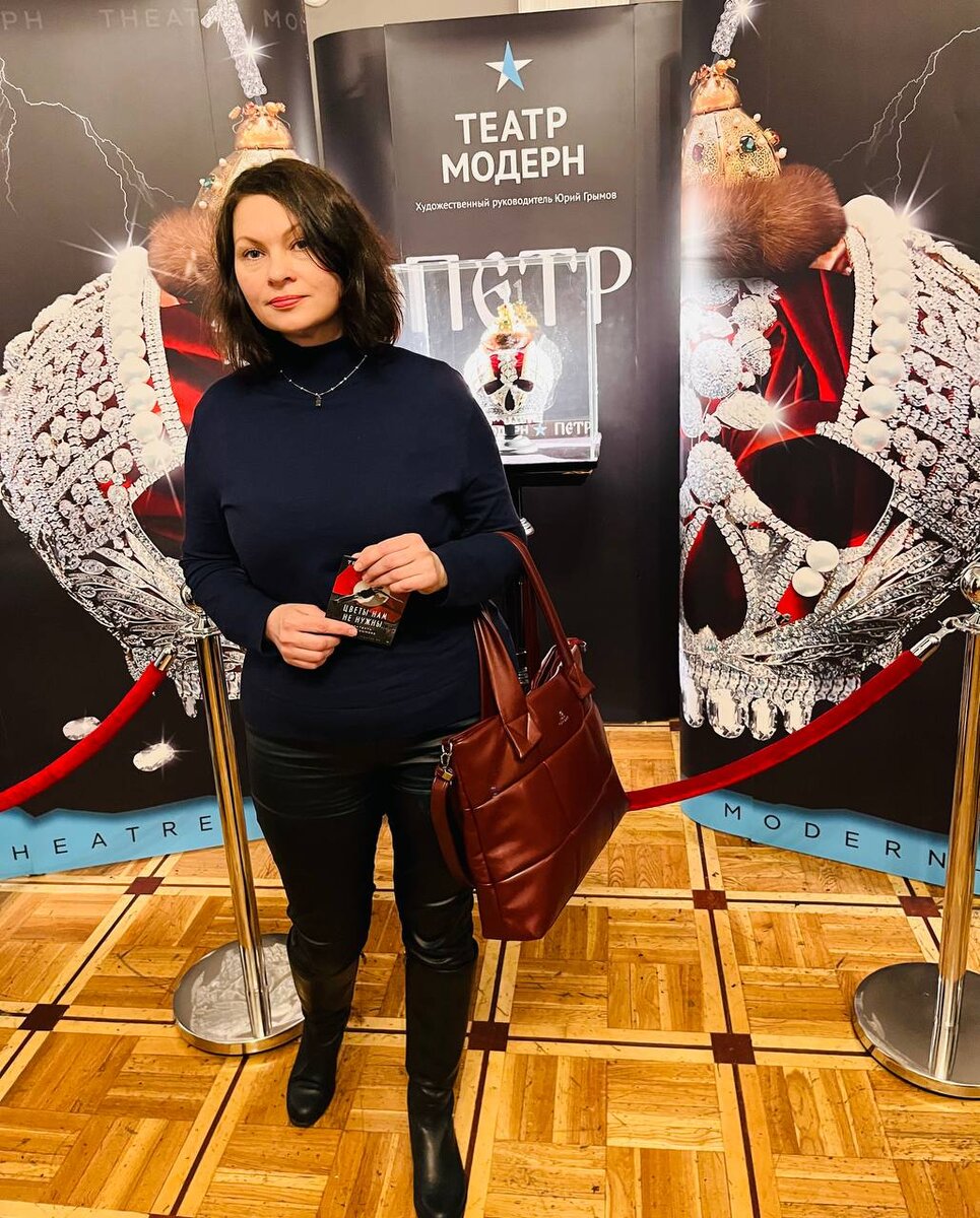 На втором этаже экспозиция, посвящённая спектаклю. Одновременно она стала фото зоной для зрителей. На афише череп и блеск бриллиантов. 