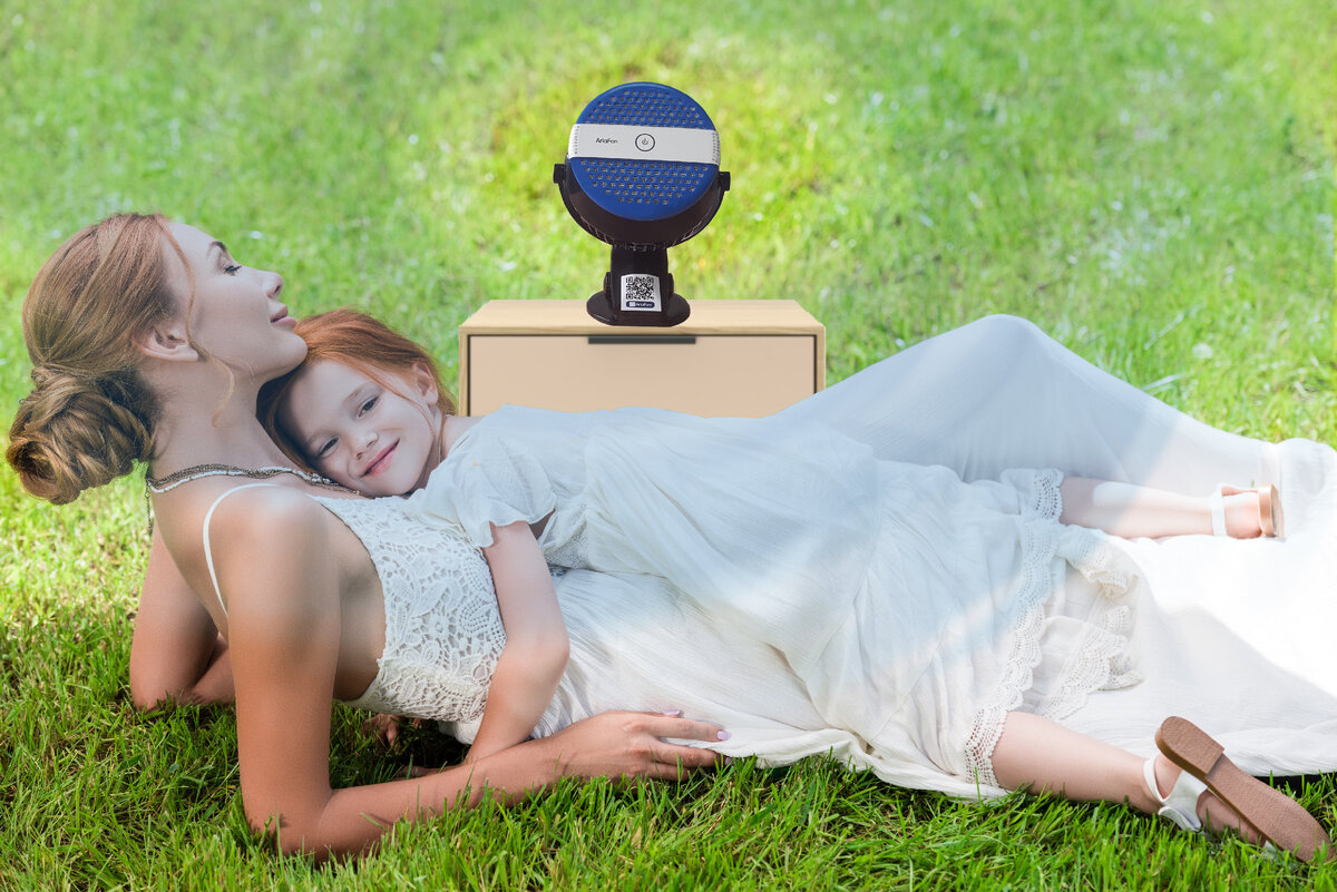 Не прошло и двух месяцев после рождения второй дочери, как мы угодили в больницу с бронхитом.  - Что ж ты за мать такая, что у тебя двухмесячный ребенок бронхитом заболел?! – вынесла приговор лор-врач, к которой нас отправили проверить ушки и нос.
Хорошо, что у меня есть старший ребёнок. И осознание того, что с ним, в общем-то всё нормально, удержало меня на плаву и не дало уйти в чувство вины с головой.
В больнице мы тогда провели неделю. Кололи антибиотики, делали ингаляции. В боксах было холодно – январь за стеной настойчиво рвался внутрь сквозь щелястое окно. Как результат – сама подхватила простуду. 
После выписки стала бояться сквозняков, начала кутать дочь, перестала раскрывать её и позволять поваляться голышом. 
А потом начались бесконечные ларингиты. Кто не слышал ночного лающего кашля пятимесячного ребёнка, тот счастливчик. Я перестала спать ночью – постоянно прислушивалась к дыханию малышки.
Врачи выписывали антибиотики, гормональные препараты, пугали астмой. 
Я превратилась в постоянно раздражённую истеричку, которой очень не повезло в жизни. Муж старался реже бывать дома, и своё раздражение я срывала на старшей. 
Жизнь превратилась в ад.
В какой-то момент наткнулась в интернете на сайт https://ariafon.ru.  К тому времени я уже была готова на всё – от визита к знахарке, до кровавых жертвоприношений. Цена прибора не была заоблачной. В аптечке лежали лекарства на гораздо большую сумму, а о перечне противопоказаний к каждому из них лучше забыть.
Попросила у мужа денег. Купила.
Прибор небольшой, не шумный. Разместила в спальне. 
И снова стала спать. Просто засыпала и всё – прислушиваться к дыханию дочки не получалось. Примерно через месяц привычно ожидала новый приступ лающего кашля, а его не было. Прошёл ещё месяц, потом – ещё. Лающий кашель не возвращался. В семью вернулся покой. Настолько, насколько это возможно с двумя маленькими детьми. Мы снова стали улыбаться, смеяться, становились семьёй.
Муж заметил, что повысилась работоспособность и улучшилась память. Он айтишник, приходится работать головой, держать в голове большое количество информации. У меня прибавилось энергии, появилась энергия для рукоделия.
Летом, по рекомендации педиатра, собрались на море. Специально для машины купили Ариафон для автомобиля. Его можно закрепить на решётке воздуховода, в остальном принцип действия схож со стационарным. Заключается он в обогащении воздуха аэроионами, которые обеспечивают бактерицидный эффект. Прибор очищает воздух от аллергенов, вирусов микробного характера, насыщает воздух калийно-магниевыми частицами, которые оказывают противовоспалительное, иммуномодулирующее и бронходренажное действие.  А стационарный прибор тоже прихватили, включали в номере гостиницы.
Сказать о том, что мы чудесным образом исцелились, я не могу. Ларингит ещё возвращался раз или два. Но уже обходилось без антибиотиков и гормонов. 
Сейчас дочке 4 года, нас сняли с учёта по астме. Уже не боимся сквозняков, сплавляемся по рекам на байдарках. Но Ариафон возим с собой, вместе с пауэр бэнком. На всякий случай.
