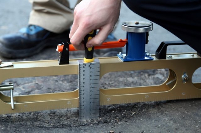    Что делать водителю, если машина получила повреждение из-за ямы на дороге?