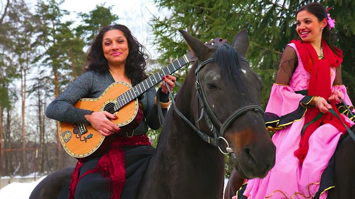 Новогодний корпоратив с цыганами. Цыганский пёс. Цыган поет. Песни в стиле цыганских. Цыганский ансамбль тула.