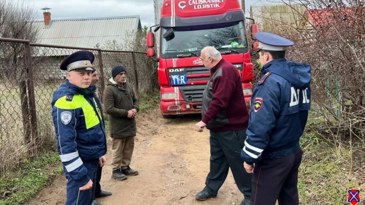 Застрявшего в грязи дальнобойщика из Турции спасли под Волгоградом |  НовостиВолгограда.ру | Дзен