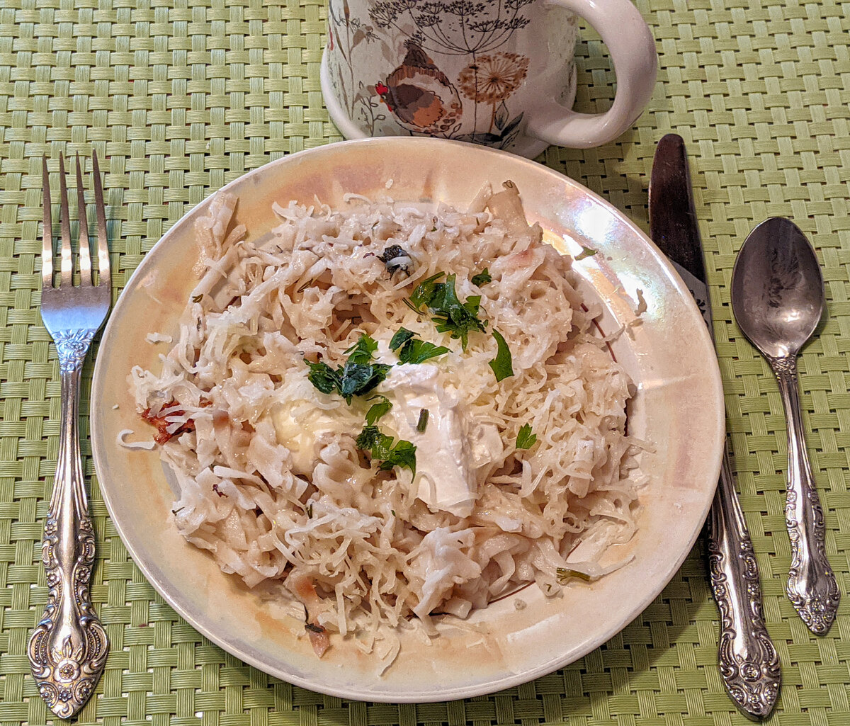 У мужа макароны ссо сметаной, сыром и зеленью, кофе