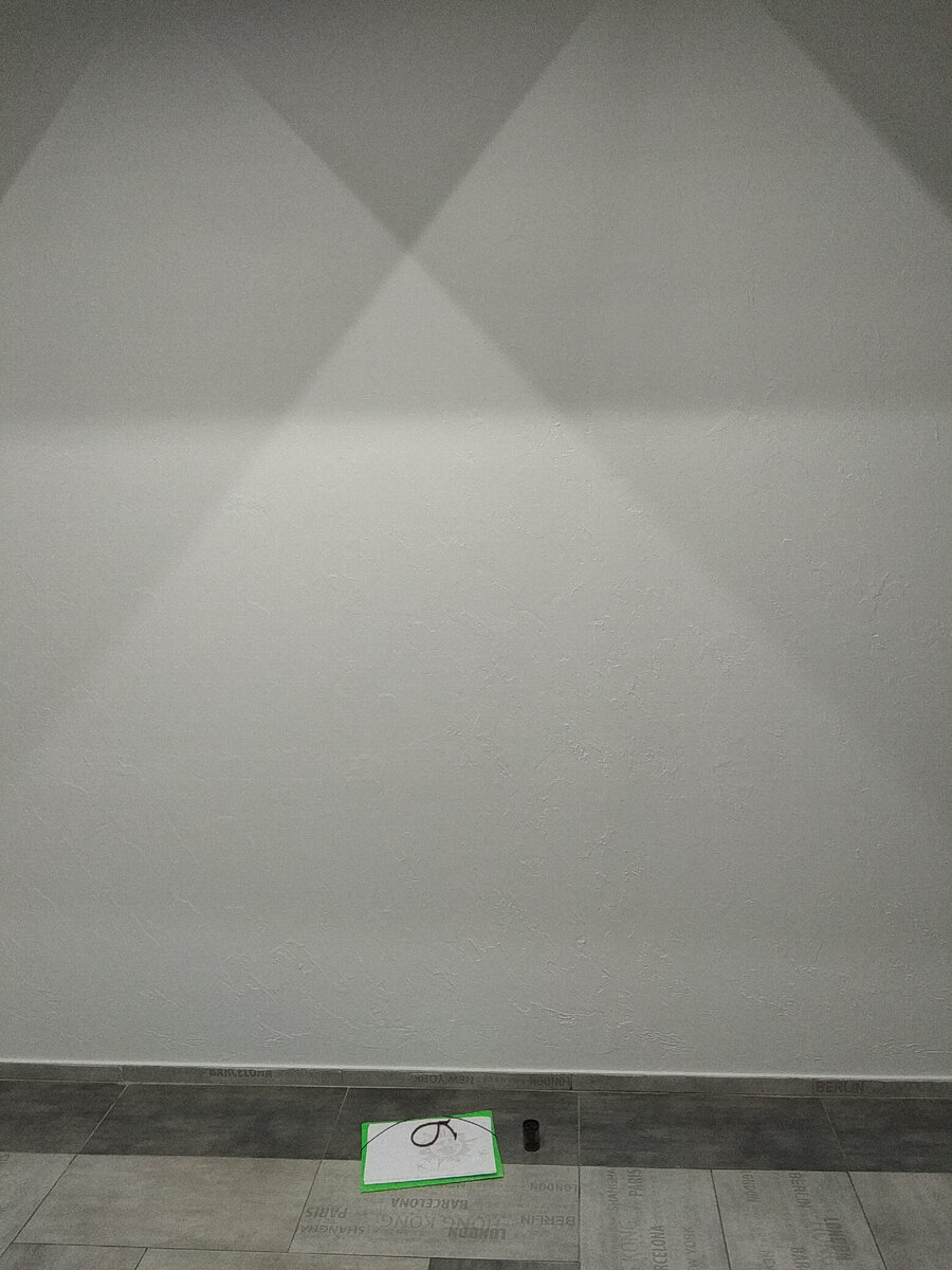 Будущая аудитория английского: фактурная штукатурка на стене около 6 метров длинной