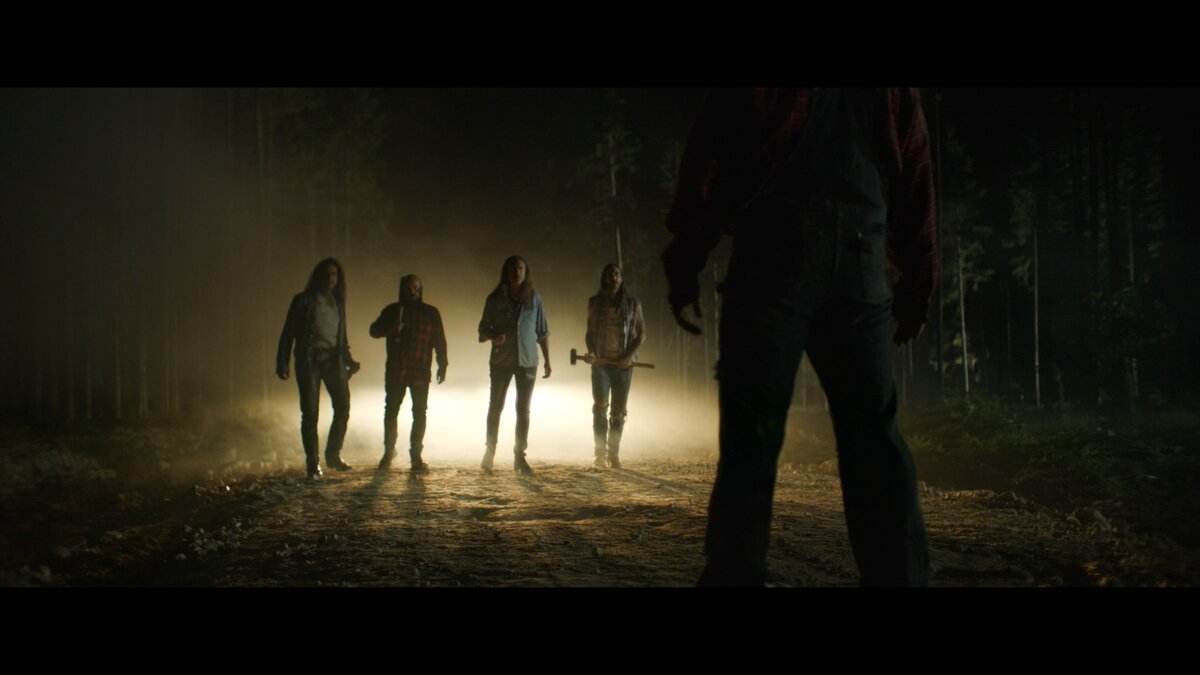 Диалоги как будто писала нейросеть, под строгим надзором мальчика, фаната ужастиков лет девяти. Из-за них кажется, будто из фильма вырезали полчаса хронометража.

