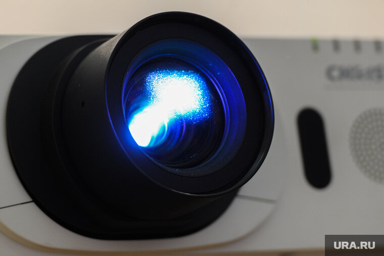    В одной из комнат установлен проектор и экран