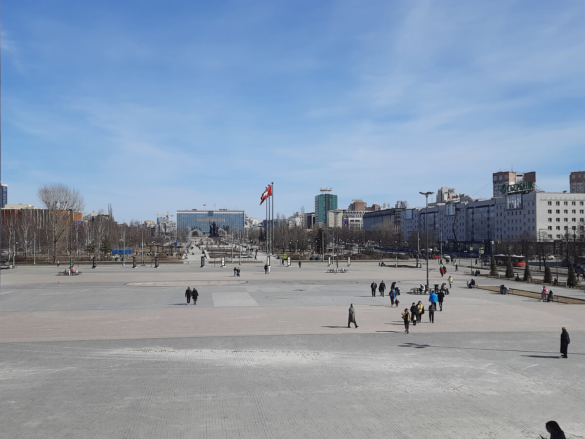 Здание Заксобрания вдалеке в центре (фото сделано из Театра-Театра)