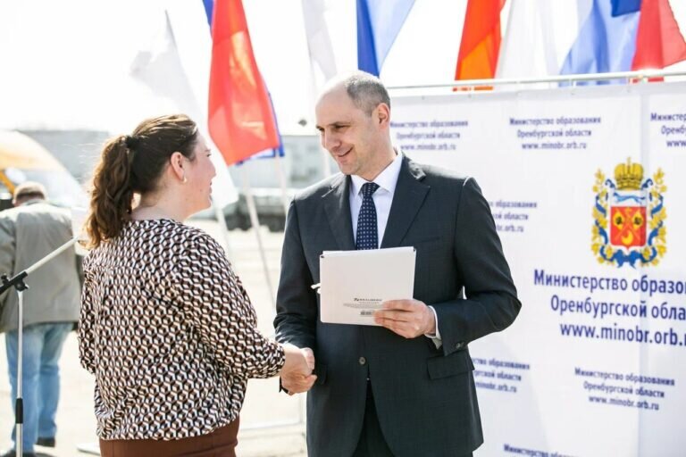    Денис Паслер вручил представителям сельских школ Оренбуржья ключи от 46 новых Газелей Белов Михаил Александрович