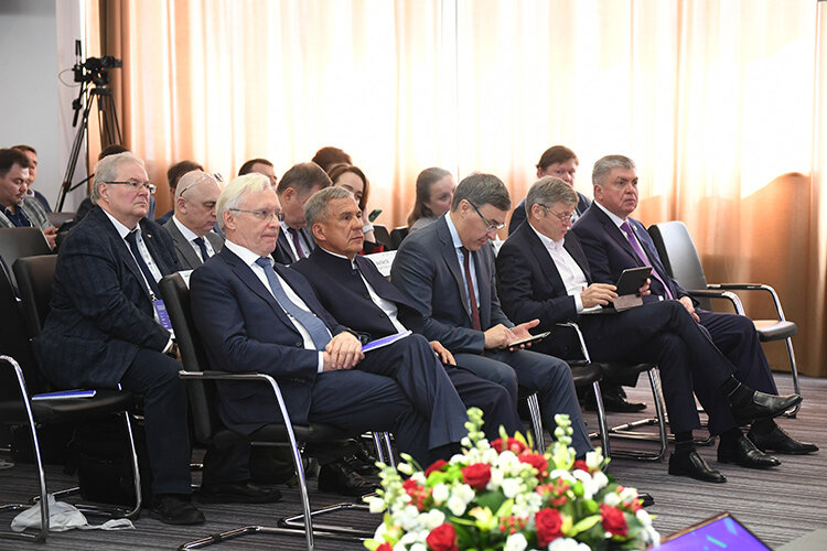   Вся научная элита Татарстана и России сегодня собралась в Набережных Челнах в IT-парке на семинаре-совещании по передовым инженерным школам. Почетным гостем стал министр науки и образования РФ Валерий Фальков Фото: rais.tatarstan.ru