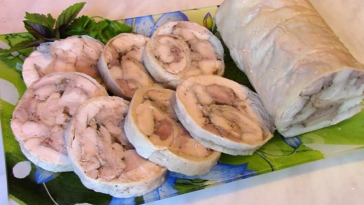 
Очень просто делается этот рулет и с успехом заменяет колбасу. И несомненно, приносит организму больше пользы.Кушать его можно и диетикам и диабетикам. Поехали, ребята!1 курицу сырую моем и отделяем от костей и жира. Толстую кожу тоже лучше убрать. Получившееся филе нарезать крупными кубиками , добавить пару крупных головок чеснока, пропущенных через пресс, 20 граммов желатина, посолить на глаз и по желанию добавить специи. Все перемешиваем руками, складываем в рукав для запекания, скатываем его в колбаску и плотно завязываем с двух сторон. Отправляем в духовку на 200 градусов, на 1 час.Если хочется рулет сварить, то этот же рукав плотно перевязываем и отправляем в кастрюлю с водой. После закипания варить 1 час на небольшом огне.А если у вас есть пакет картонный из-под сока или долго хранящегося молока, изнутри чтоб был серебристый, то можно у этого пакета срезать верх, помыть, особенно изнутри, и поставить в кастрюлю с водой так, чтоб он встал на положенную на дно тряпочку или полотенчик. Варить также 1 час на медленном огне, сверху пакет можно затянуть пищевой пленкой.Готовый рулет достаем и остужаем при комнатной температуре, потом на часик убираем в холодильник. А после делаем себе вкусные и полезные бутерброды!