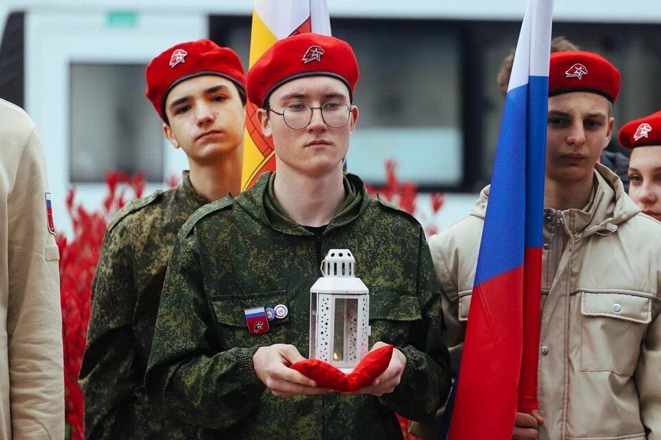     Все участники возложили цветы к мемориалу.