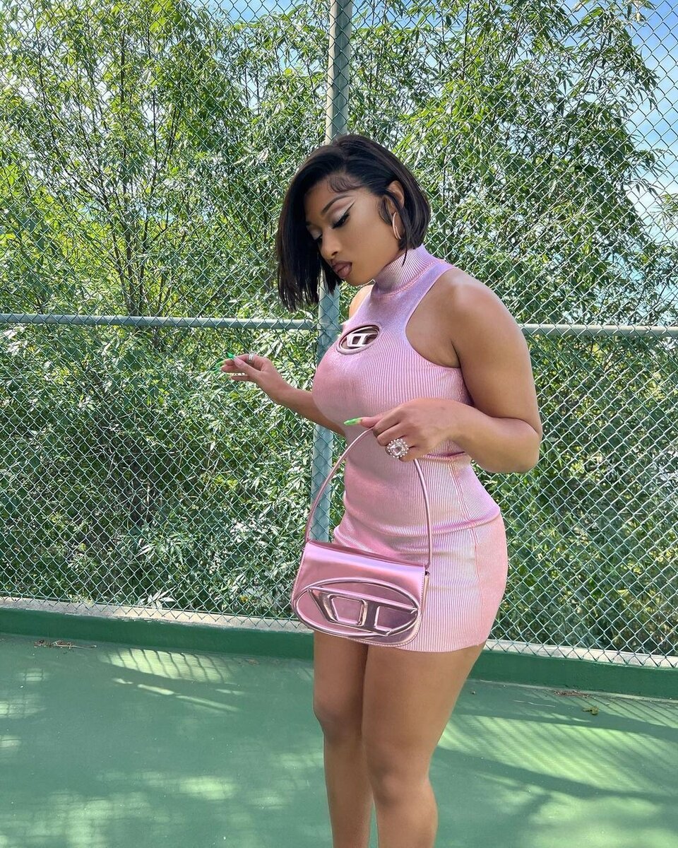 Megan Three Stallion в тотал луке Diesel с той самой сумкой 