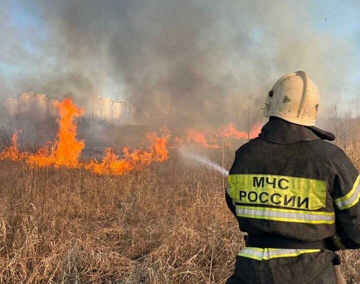    На улице Уральской в Оренбурге горит сухая трава Белов Михаил Александрович