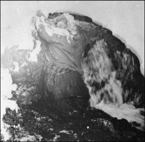 Тело Дубининой, найденное под толщей снега, в ручье. Под напором воды он сползло на уступ, отчего задрался нижний край свитера. Расположение трупных пятен говорит о том, что после смерти тело Дубининой находилось в положении лежа на спине, слегка повернутым на левый бок. Это опровергает сказки о том, что Людмила приняла смерть, стоя на коленях. 