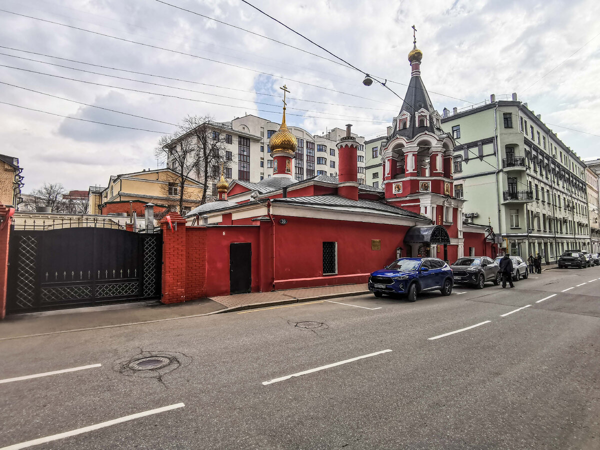 Храм Воскресения Словущего на Арбате. Изначально он был освящён  во имя святого апостола Филиппа, но после московского пожара был переосвящён.