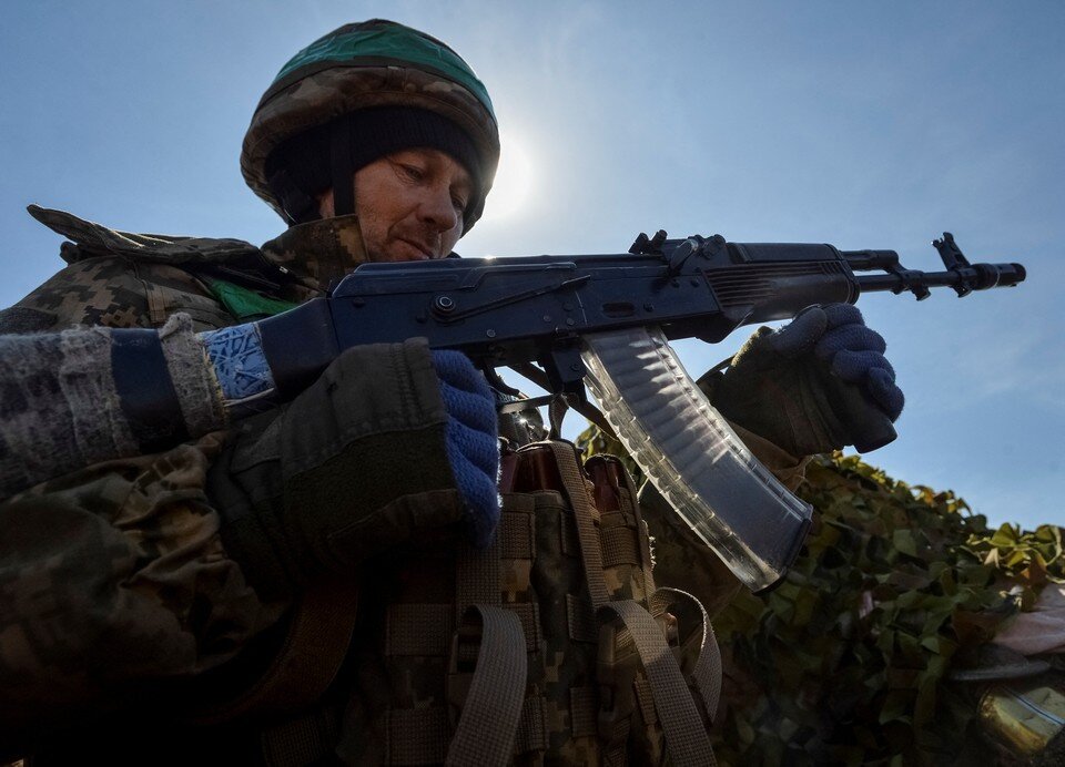     Боец ВСУ на позициях под Бахмутом.  REUTERS
