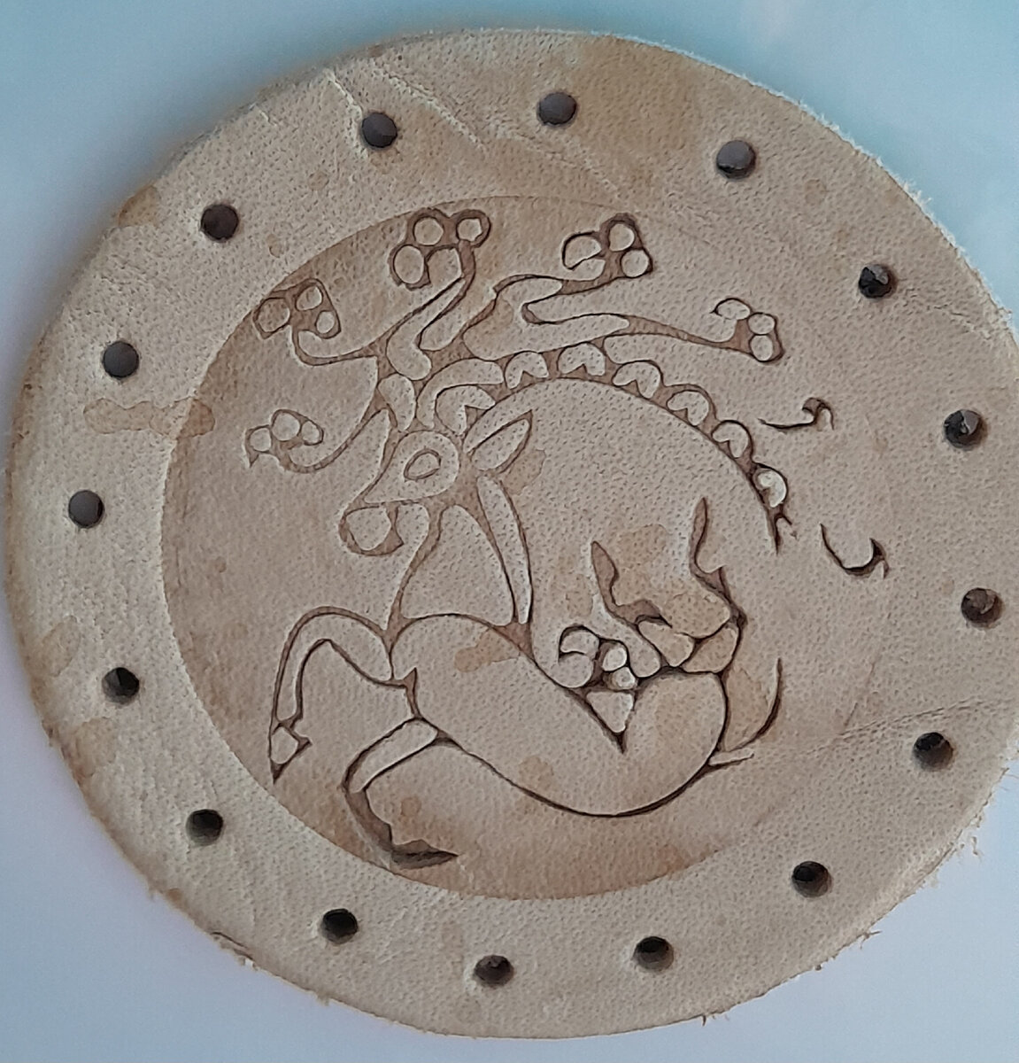 Магнитик с изображением фантастического оленя - такая татуировка есть на плече у "Принцессы Укока"