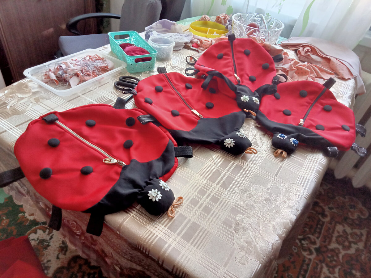 Вот такую красоту нашила моя мамочка в подарок родственникам- жуки " 🐞" на Пасху, пойдем в гости. В такого жука можно сложить всякую мелочь от носков до носовых платков. Удобно😄