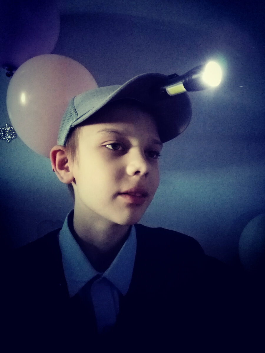 Вова таскал фонарь в школу и показывал мальчишкам. 