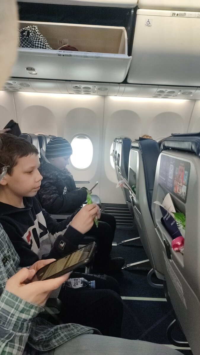 Дети с которыми легко летать! Потому что возраст! 